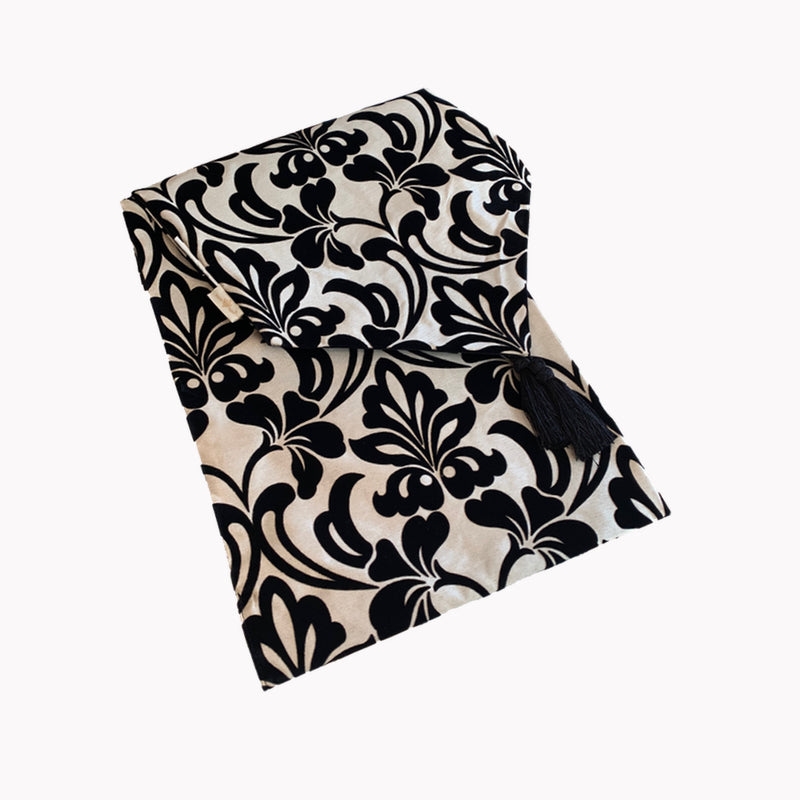 アメリカの高級ブランド、ジェニファーテイラーのテーブルランナー。モノトーンのダマスク模様が特徴で、タッセルがエレガントな演出をしてくれます。テーブルやコンソール、ベッドメイクなどにおすすめです。