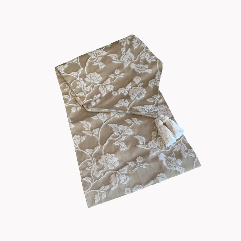 花柄の刺繍が印象的なジェニファーテイラーのテーブルランナー。上品なベージュとタッセルがエレガントで、お部屋を素敵に演出してくれます。テーブルやコンソール、ベッドメイクにもおすすめです。
