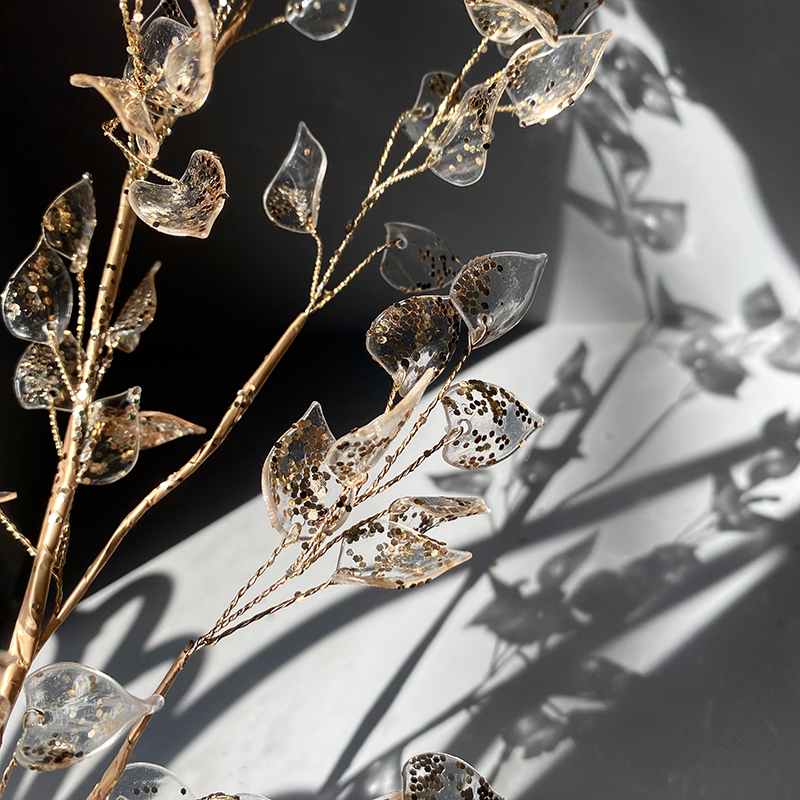 プラスチック製の葉にグリッターが施されたクリアリーフスプレー。