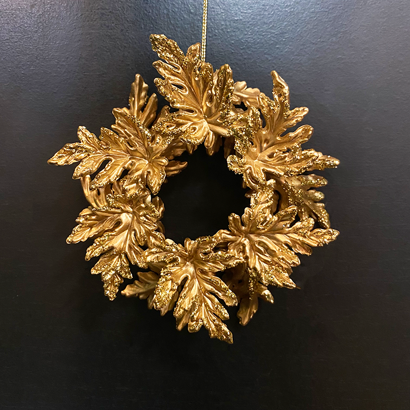 ゴールドの葉を連ねた立体的なリース型オーナメント。表裏に重ねた立体感のあるデザインがとてもユニークで、葉先にグリッターも施され、クリスマスツリーを華やかに飾ってくれます。クリスマスシーズン以外でも、ホームデコレーションとしてお部屋のアクセントになります。