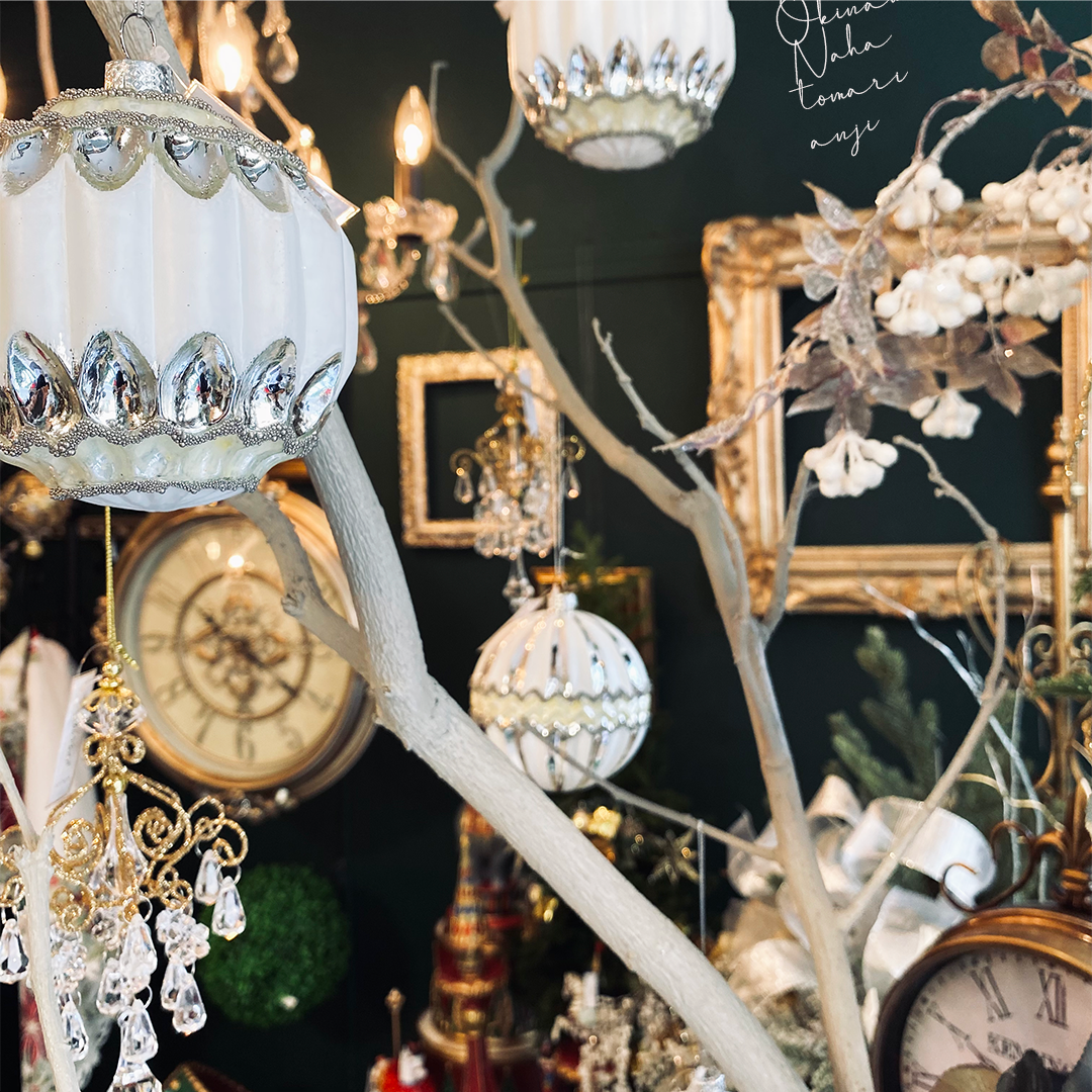 幾何学模様にデザインされたクリスマスツリーオーナメント。メタリックシルバーとマットホワイトの組み合わせが洗練された雰囲気にしてくれます。