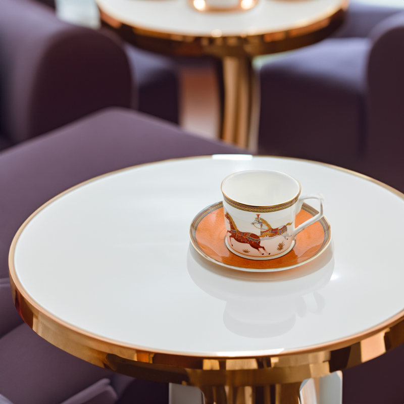エレガントな馬柄の、ロイヤルアーデンのカップアンドソーサー。