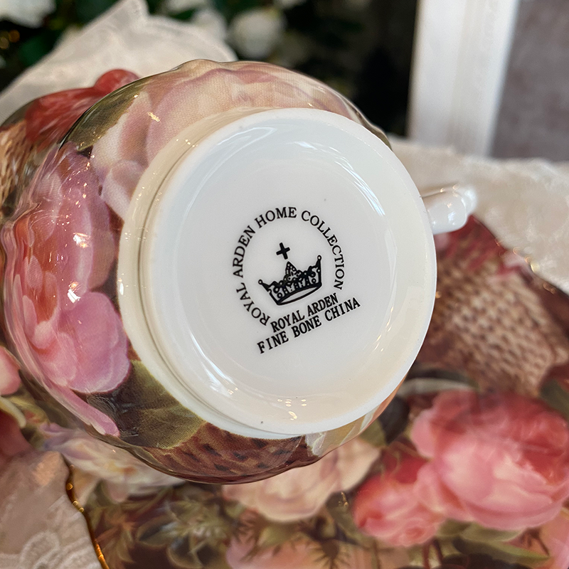 ロイヤルアーデンの花柄カップアンドソーサー。