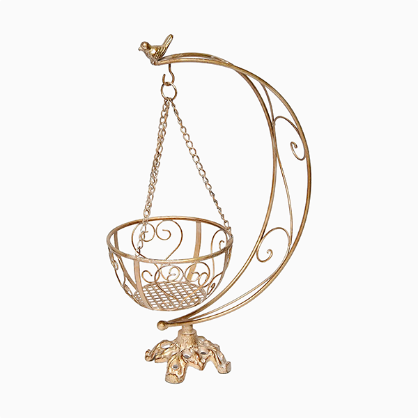 ゴールドカラーのハンギングプラントホルダー。