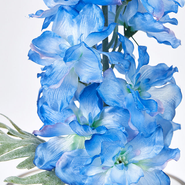 ブルーのデルフィニウムの造花。
