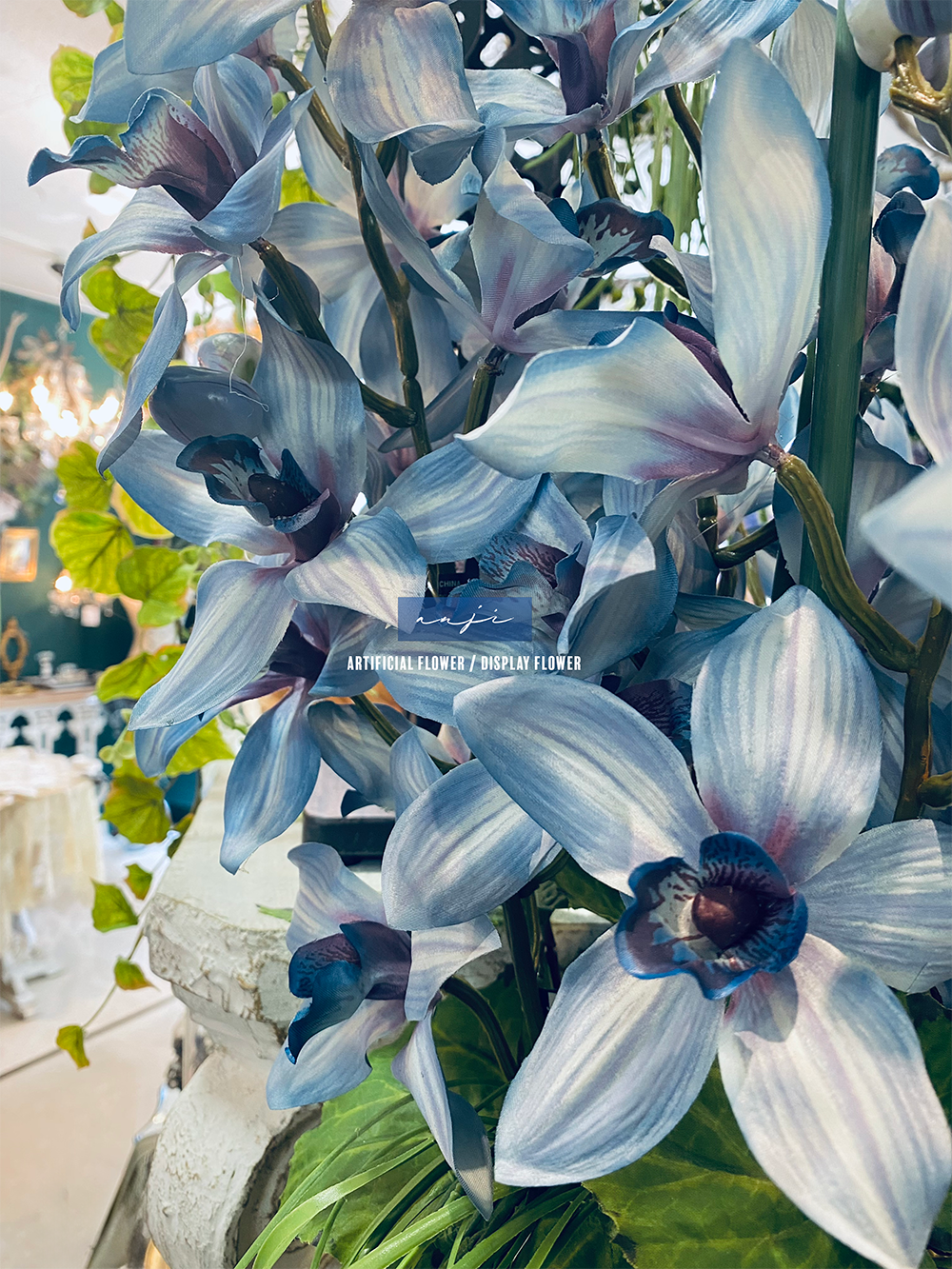 青いシンビジュームのアスカの造花。