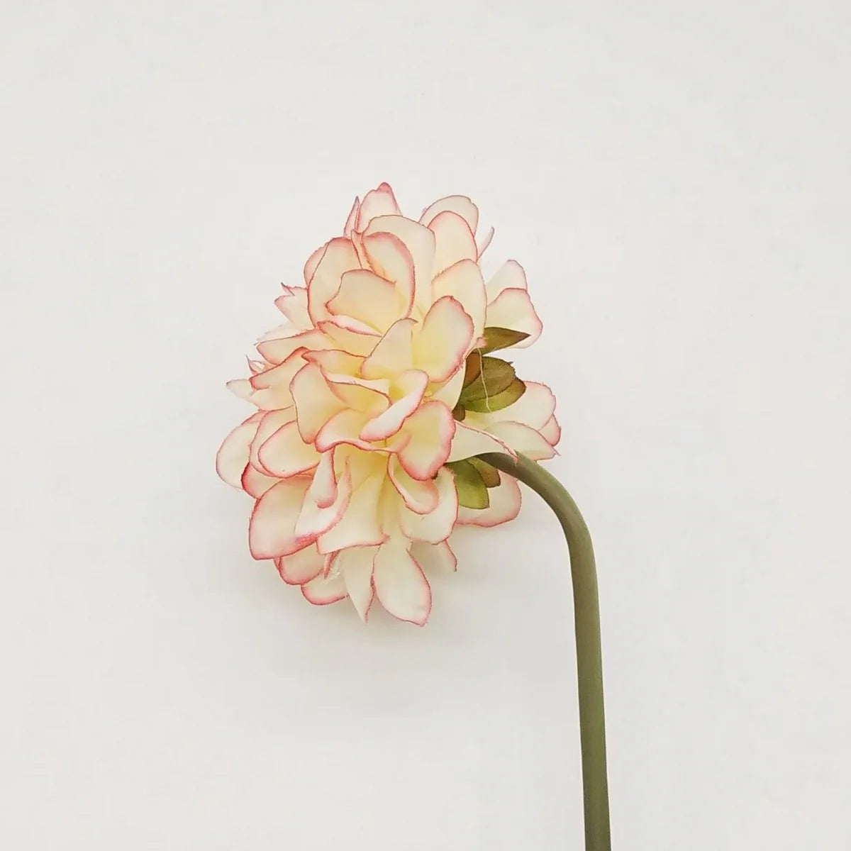 ライトピンクのダリアのアーティフィシャルフラワー。