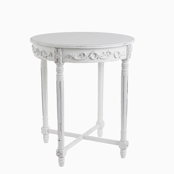 細かいデザインが施されたマチルドエムのサイドテーブル。