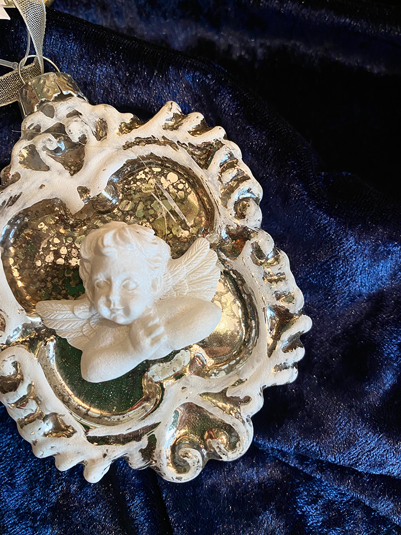 天使デザインのオーナメント。