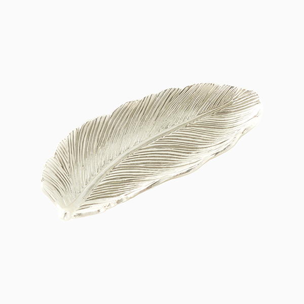 メタリックシルバーのリーフ型小物トレイ。