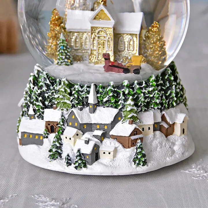雪景色のオルゴール付きスノードーム。