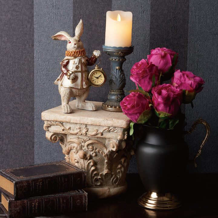 ヨーロッパの柱を模したディスプレイ台。