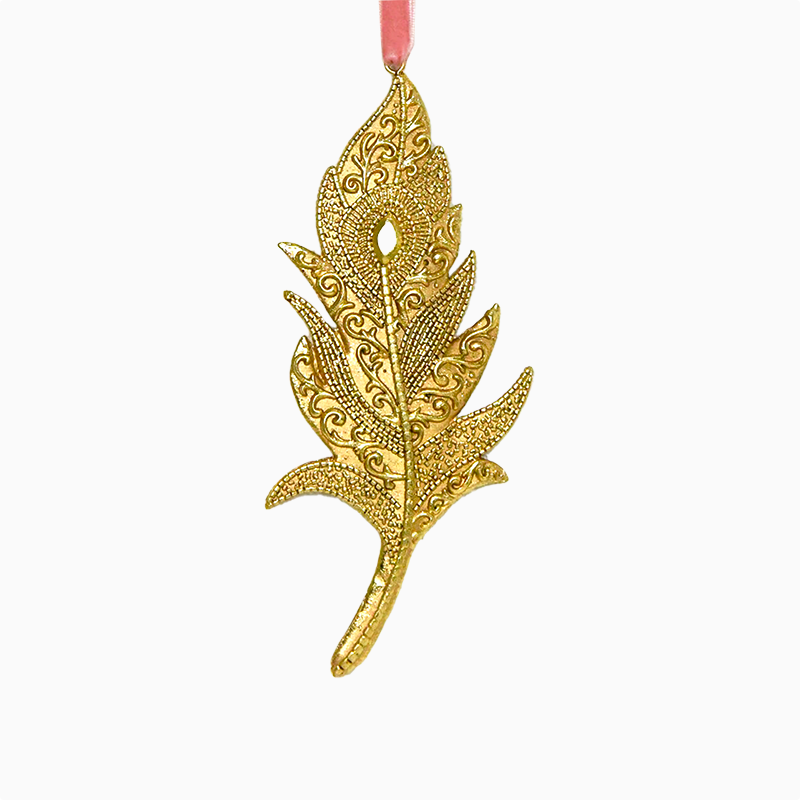 繊細な模様が施された羽をモチーフにしたオーナメント。ベルベット調のリボンが上品なアクセントになった美しいデザイン。クリスマスツリー装飾やホームデコレーションに最適。