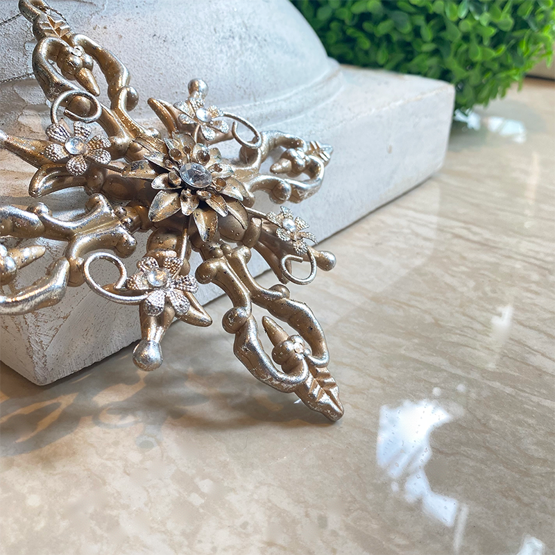 アンティーク調のシルバーとゴールドのミックスカラーが上品なオーナメント。金細工のように繊細なデザインにラインストーンを施したエレガントなデコレーションアイテム。