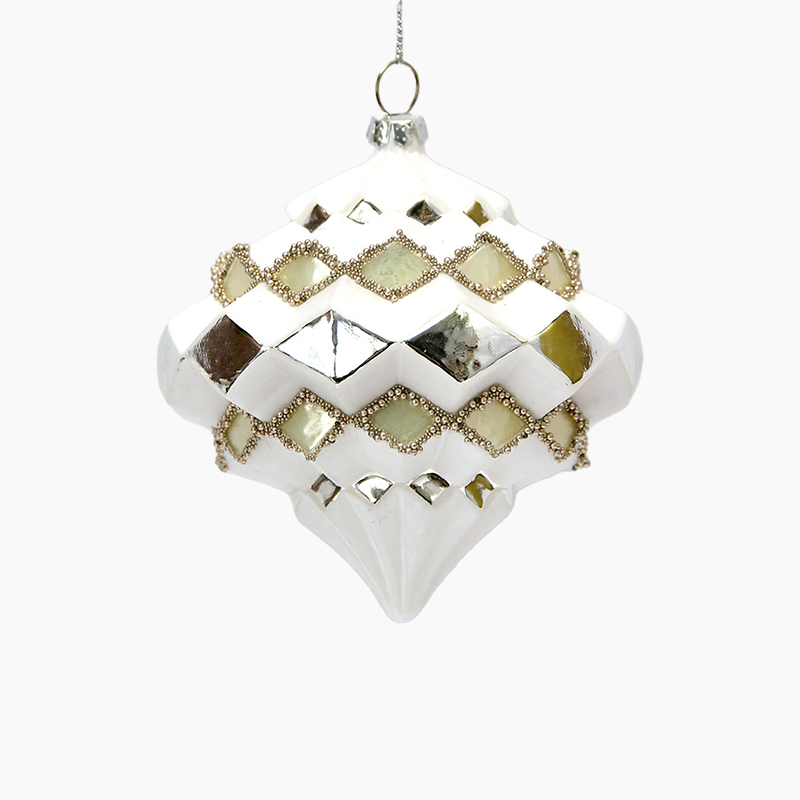 幾何学模様のクリスマスオーナメント。マットホワイトとメタリックカラーの組み合わせがモダンなデザイン。クリスマスオーナメントとしても空間装飾としてもユニークに飾れます。