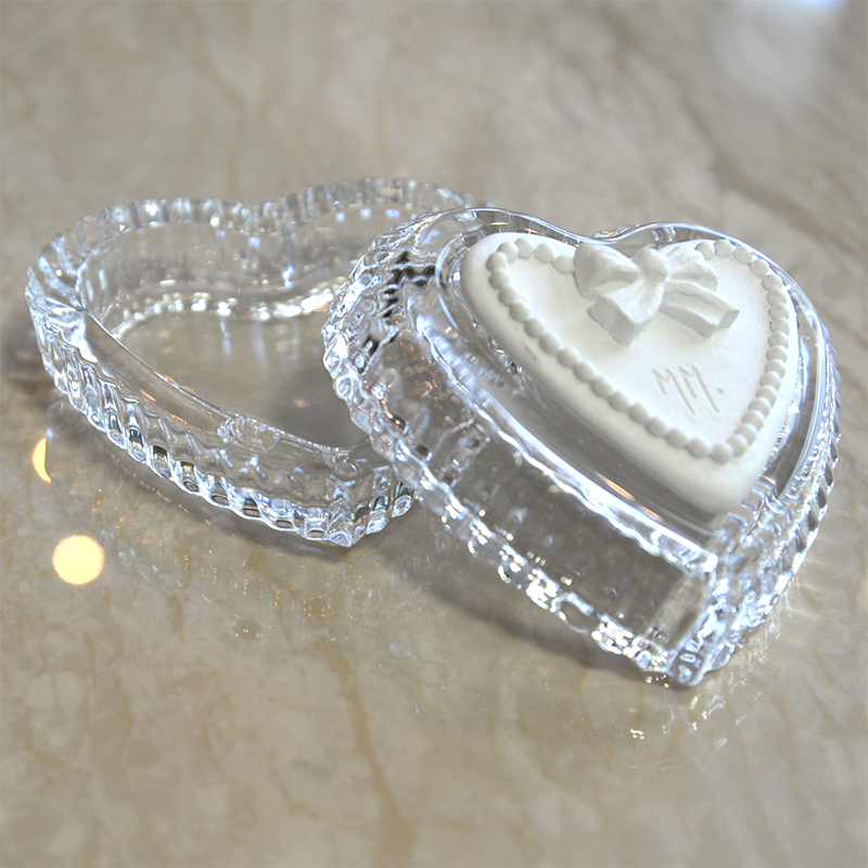 ハート型のガラス製の小物入れ。