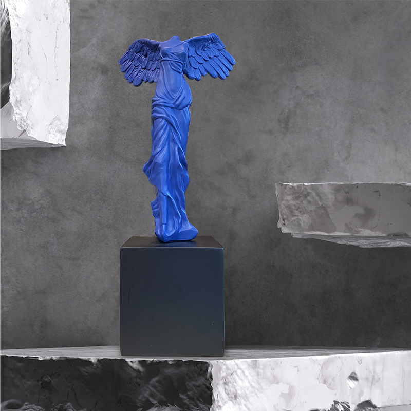 黒の土台に乗った、青ペイントのニケの置物。