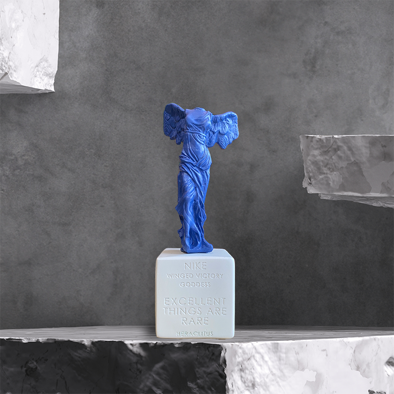 ブルーに塗られたサモトラケのニケの置物。