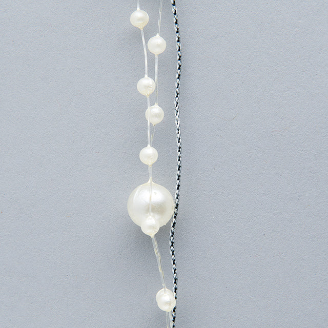 フェイクパールが連なったデコレーションアイテム。