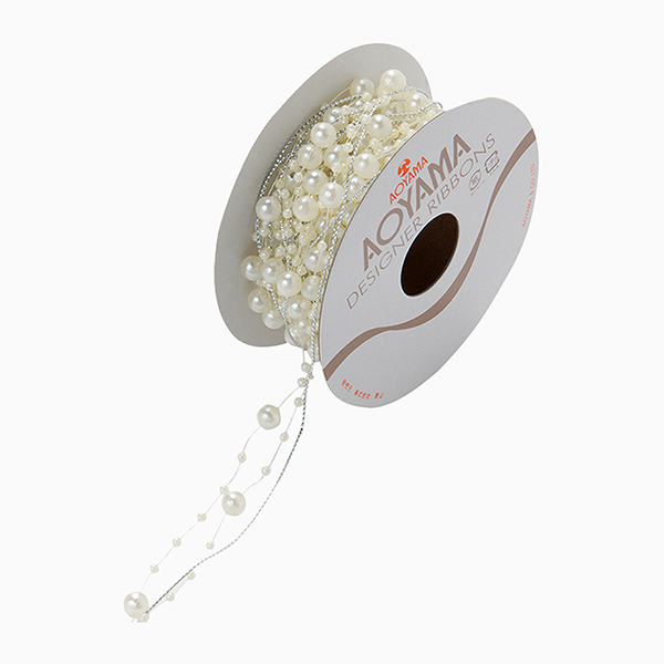 ひも状に連なったカーリングパール。