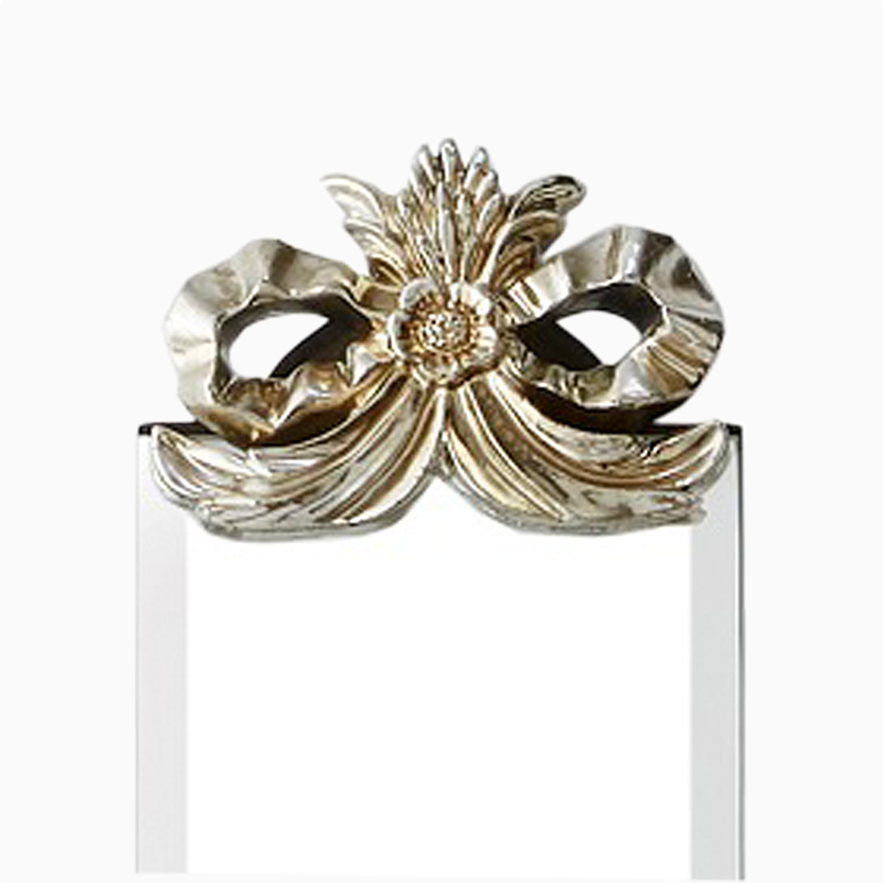 リボンデザインが施された、壁掛けタイプのスリムミラー。